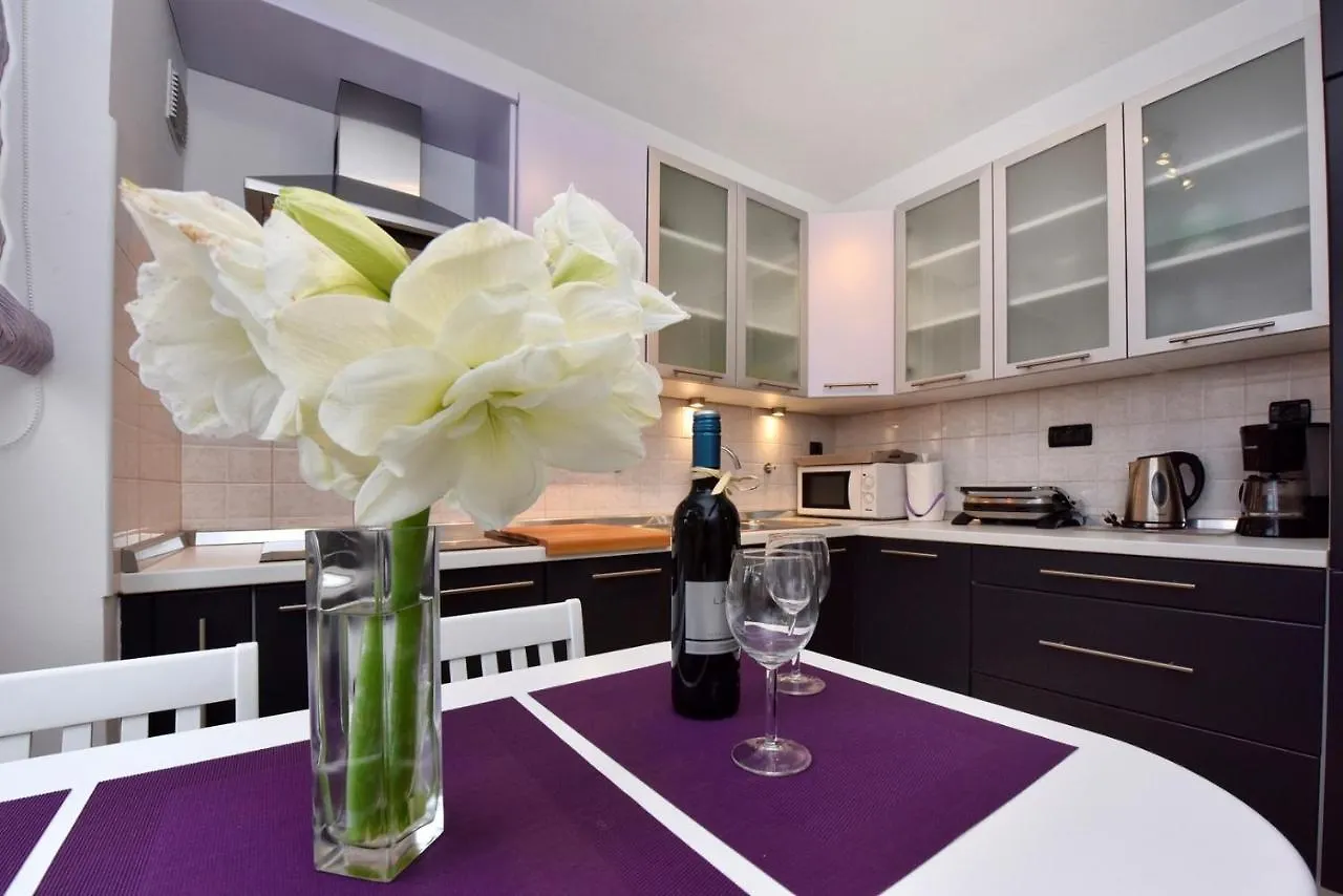 Apartments Lavizatic Πόρετς 3*,