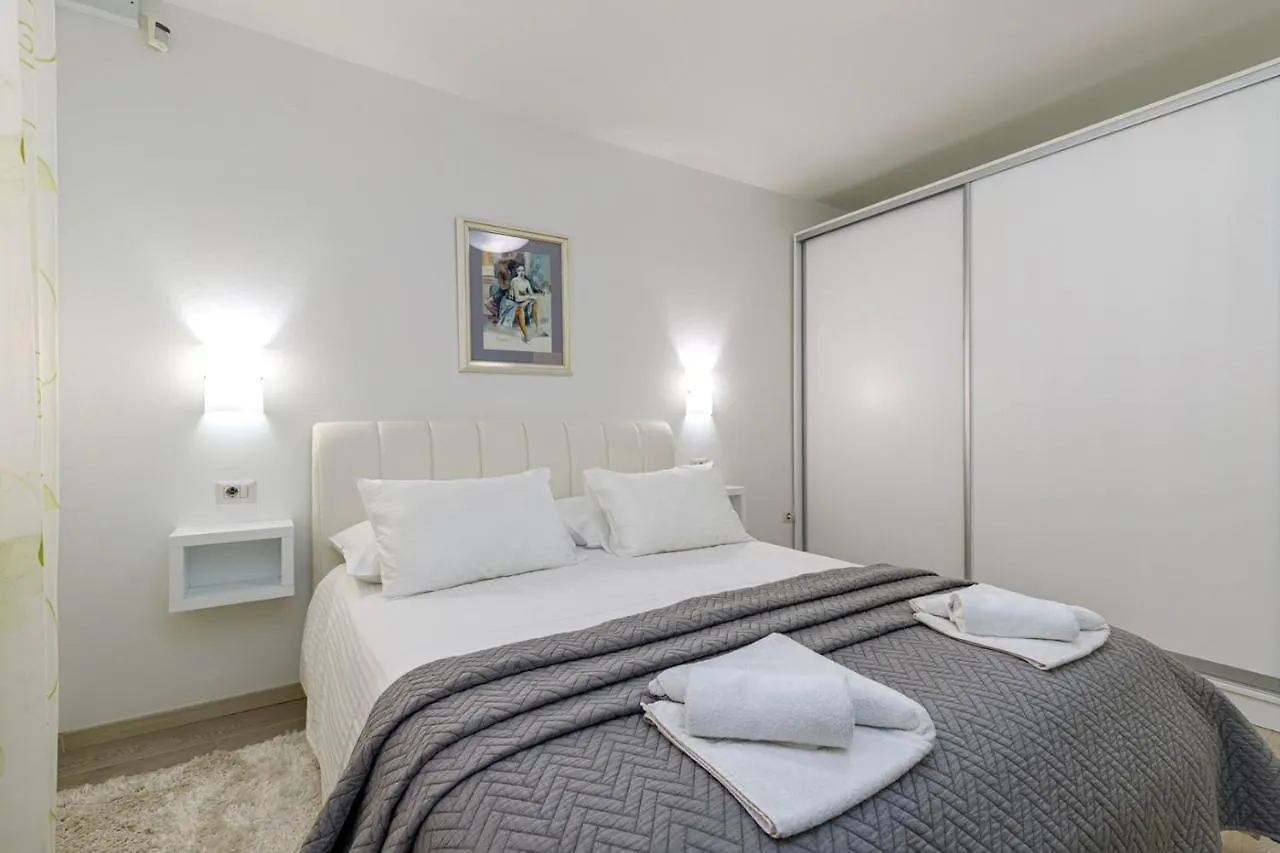 Apartments Lavizatic Πόρετς Πανσιόν